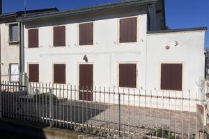 Casa accostata con scoperto di pertinenza