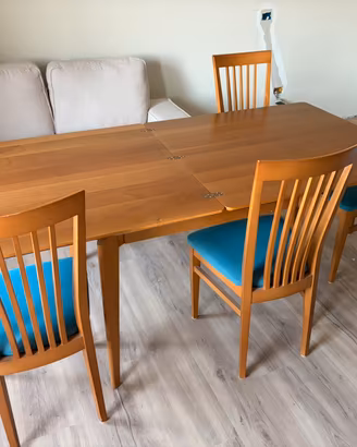 Tavolo in legno apribile con 4 sedie