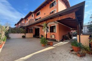 VILLA A SCHIERA A AVERSA