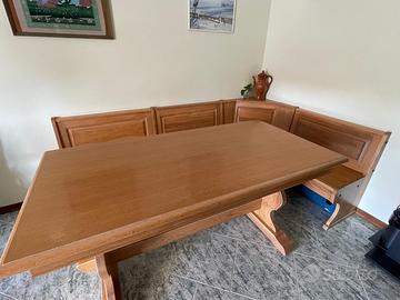 Tavolo in legno con cassapanca