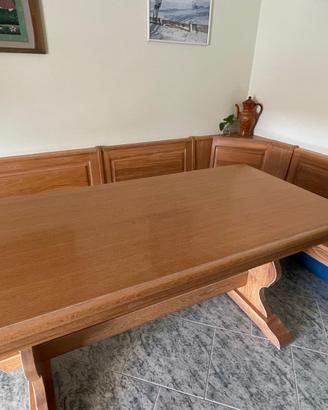 Tavolo in legno con cassapanca