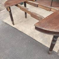 Tavolo in noce allungabile .