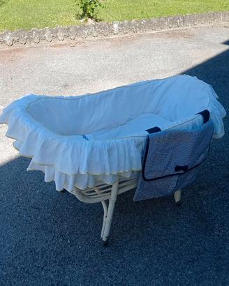 Culla in vimini bianca con ruote