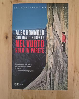 Libro Nel Vuoto Solo in Parete