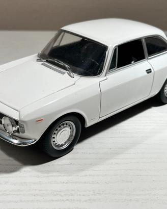 MODELLO ALFA ROMEO GIULIA GT 1300 JUNIOR WHITE