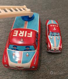 Set di due macchinine vintage in latta