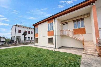 Villa di 180 m² con 4 locali a Poggio Rusco