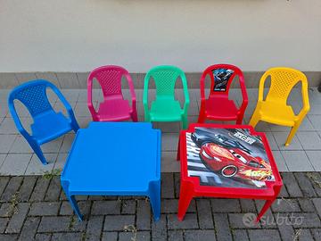 2 tavolini e 5 seggioline di plastica per bambini