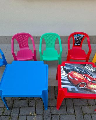2 tavolini e 5 seggioline di plastica per bambini