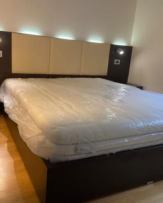 letto e comodini testiera attrezzata con luci