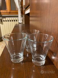 Bicchieri, piatti e altri oggetti