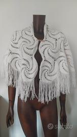 Scialle vintage  all' uncinetto in lana. 