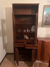 Mobile con vetrine a due ante