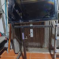 Tv Monitor con piedistallo 
