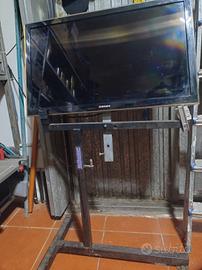 Tv Monitor con piedistallo 