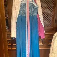 Handgemachtes Dirndl mit zwei verschiedenen Schürz