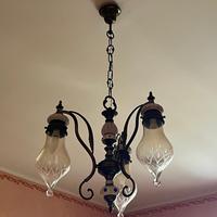 Lampadario ferro battuto ceramica e vetro