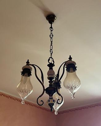 Lampadario ferro battuto ceramica e vetro