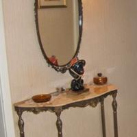 Consolle in stile con piano in marmo e specchio