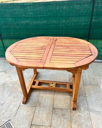 Tavolo in legno per giardino