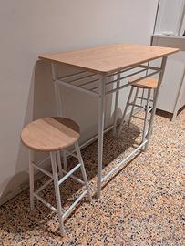Tavolino e sgabelli