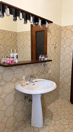 Specchio in legno da bagno con mensole e accessori