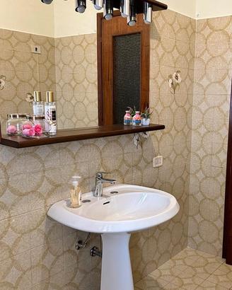 Specchio in legno da bagno con mensole e accessori