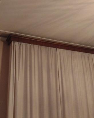 Tenda bianca sartoriale con fascia decorativa