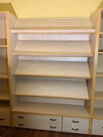 Libreria/scaffale con ripiani/mensole e cassetti