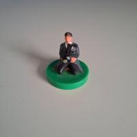 Subbuteo - Fotografo seduto in abito scuro