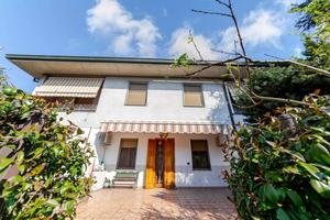 Villa di 287 m² con più di 5 locali e box auto dop