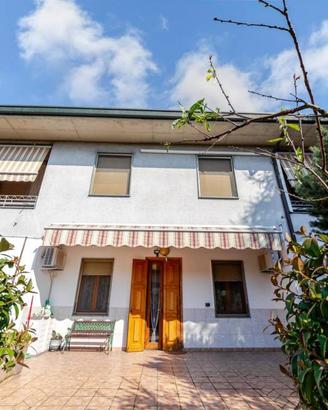 Villa di 287 m² con più di 5 locali e box auto dop