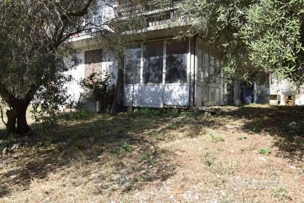 Rustico / Casale di 240 m² con più di 5 locali a F - Vista 2