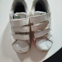 scarpe da ginnastica con strappi Adidas n.30 