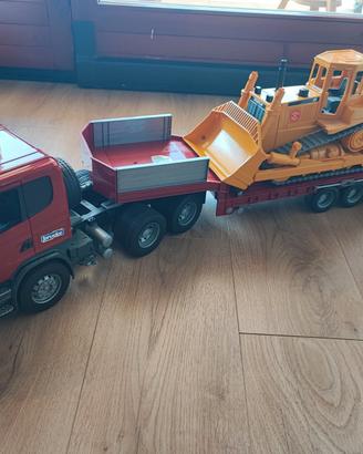 BRUDER camion Scania con rimorchio e bulldozer CAT