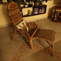 Sedia in vimini con poggia piedi e cuscino