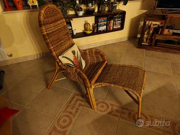 Sedia in vimini con poggia piedi e cuscino