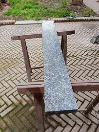 Davanzali in granito 