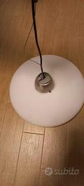 LAMPADARIO IN VETRO OPALINO E ACCIAIO MODERNO