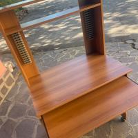 Scrivania con accessori