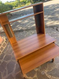 Scrivania con accessori