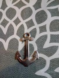 ciondolo a forma di ancora marchiato 