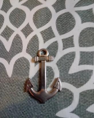 ciondolo a forma di ancora marchiato 