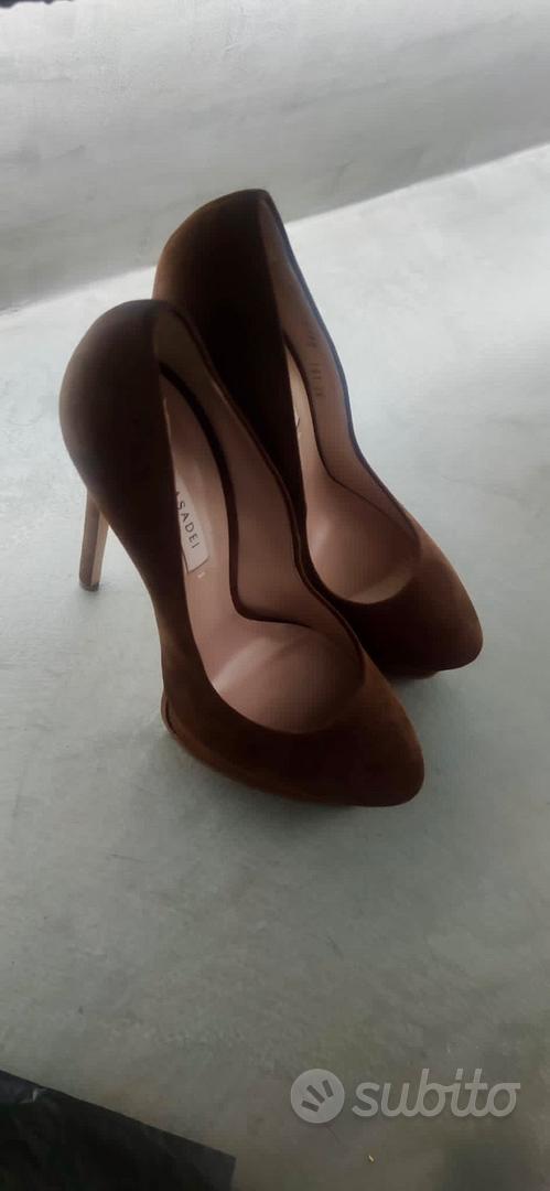 Scarpe Casadei mod. Flora scamosciate color sella Abbigliamento