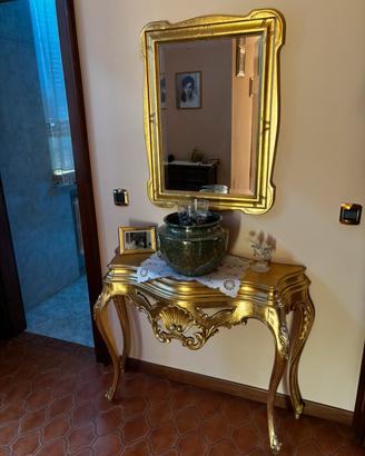Console in legno con specchio in oro laccato