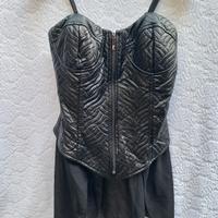 Mini abito nero elegante e femminile sexi-chic .