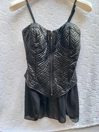 Mini abito nero elegante e femminile sexi-chic .