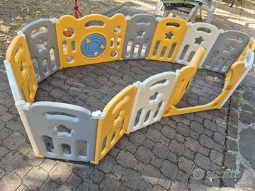 Recinto con giochi per bambini