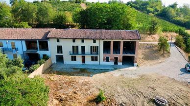 Cascina Piemontese libera su 3 lati. 