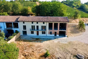 Cascina Piemontese libera su 3 lati. 